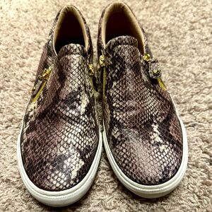 G by Guess women’s size 8 faux snake skin animal print slip on sneakers